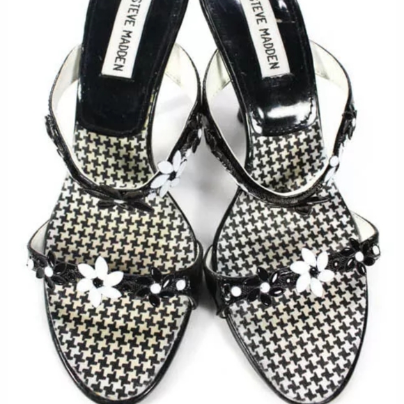 STEVE MADDEN BLACK WHITE PATENT FLOWER SANDALS 7.5 - Picture 2 of 5